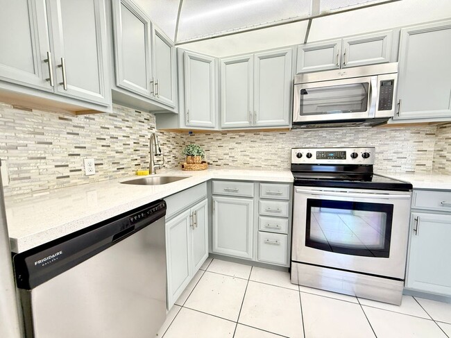 Building Photo - 3301 N Country Club Dr