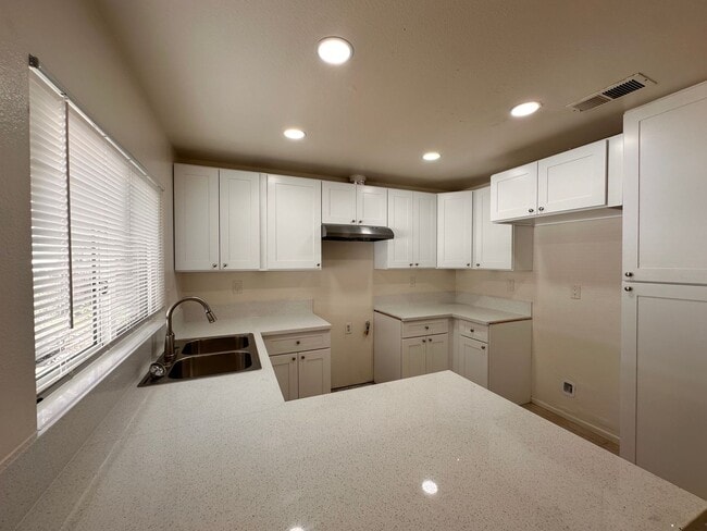 Foto del edificio - 2bd/2ba Home - Village Lakes Community