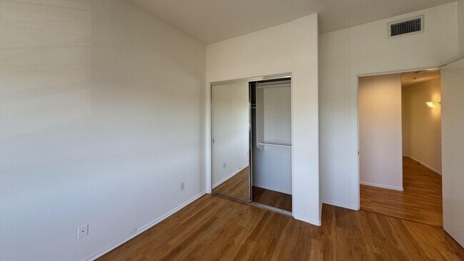 Foto del edificio - 133 S Flores St