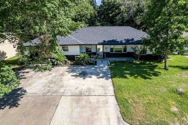 Foto del edificio - 608 W Lobit Ave