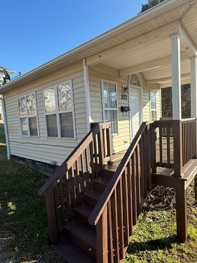 Foto del edificio - NOW LEASING — Bungalow Tiny Home In Winston-Salem!
