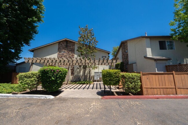 Building Photo - 3BR/2BA Condo in El Cajon!