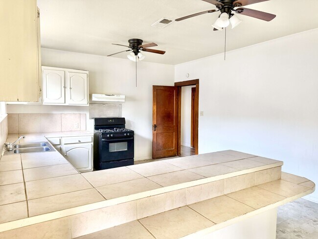 Foto del edificio - 452 Bernardo St