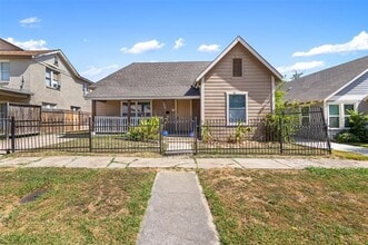 Building Photo - 1235 E Leuda St