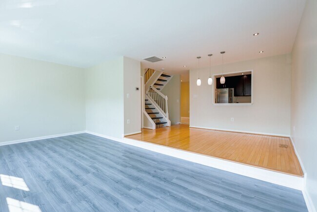 Foto del edificio - Lovely 2 BR/2 Full BA & 2 Half BA Townhome...