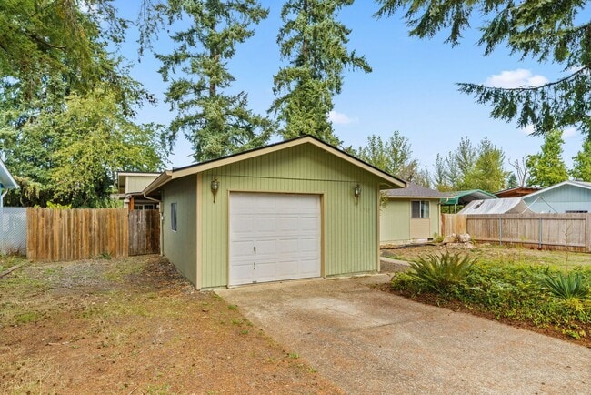 Building Photo - Family Friendly Home on W. Harrison