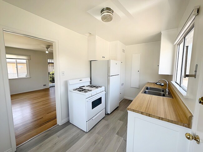 Foto del edificio - 8521 Kittyhawk Ave