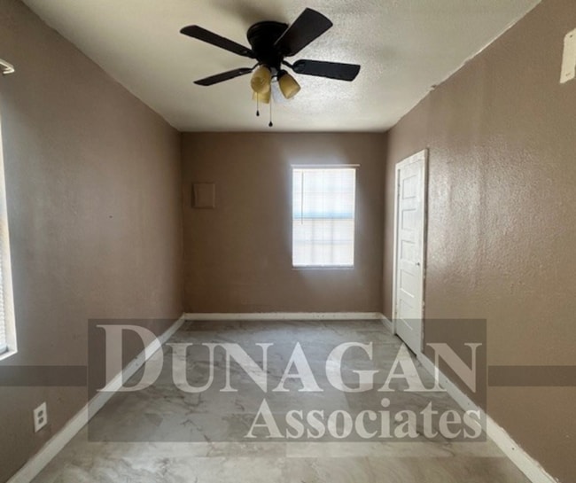 Building Photo - 2 bed 1 bath Water Paid- Washer/Dryer Hook ups