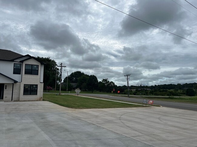 Building Photo - COX-NORTHRIDGE DR-3