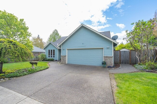 Building Photo - "Private Retreat in Tualatin: Pet-Friendly...