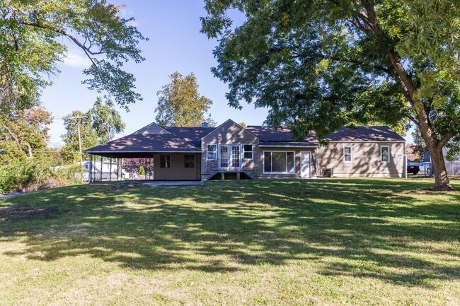 Building Photo - Spacious St. Ann Home with Large Detached ...