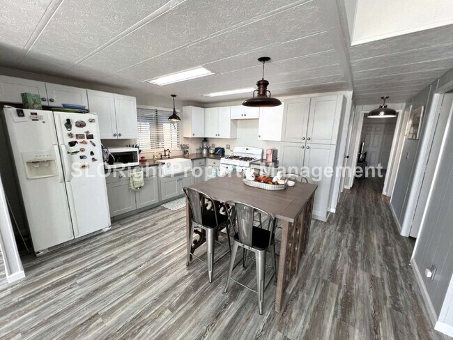 Foto del edificio - AVAILABLE SEPTEMBER - MOVE IN SPECIAL RATE- 55+ Community - 2 Bed / 2 Bath