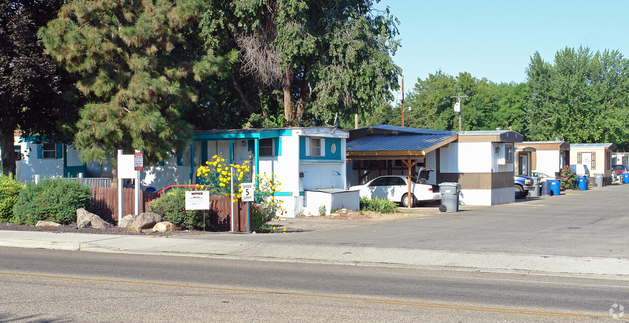 Primary Photo - Homecrest