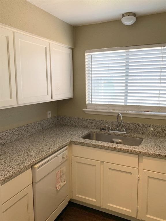 Building Photo - 7607 Fallbrook Dr