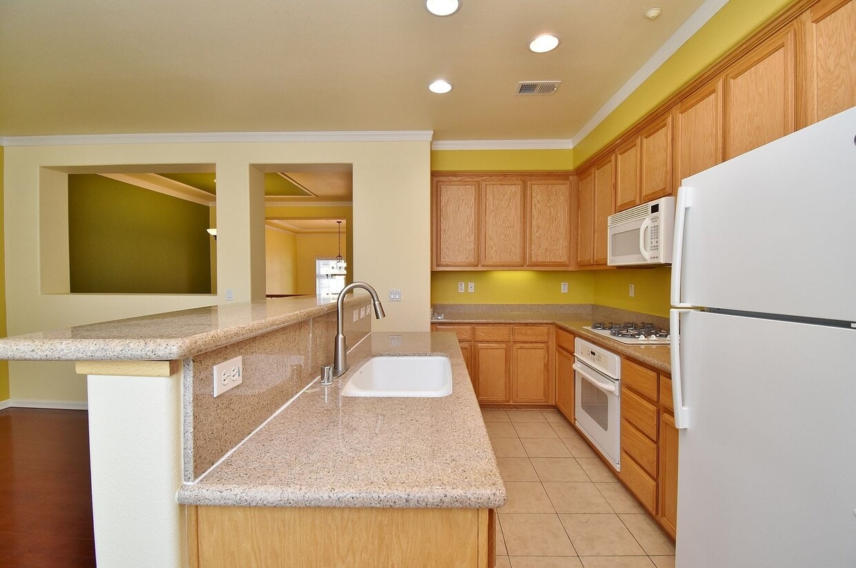 Foto principal - $3590 / 4 BR - 2120 S.F. - STUNNING EAST D...