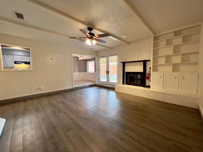 Foto del edificio - PRE-LEASING FOR JUNE: Great 3/2/2 in North...