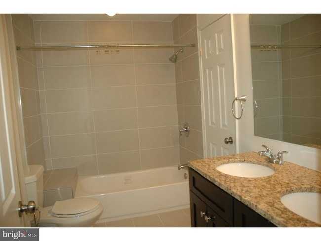 Building Photo - 212 Carriage Ct
