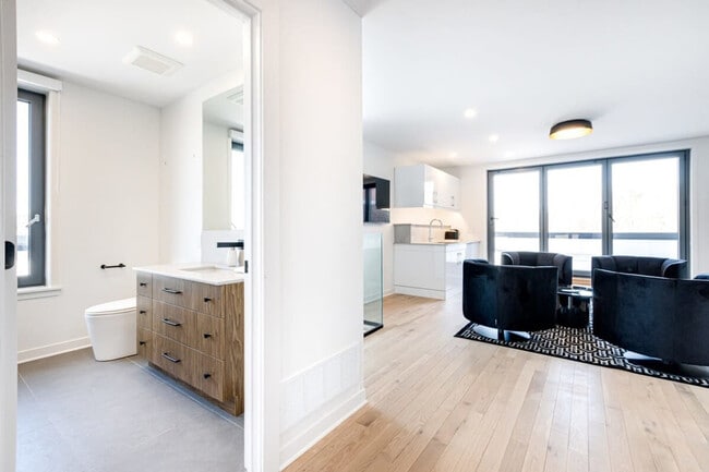 Building Photo - 403 Avenue du Mont-Royal O