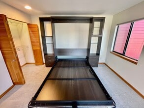 Building Photo - 910 NW Naito Pky