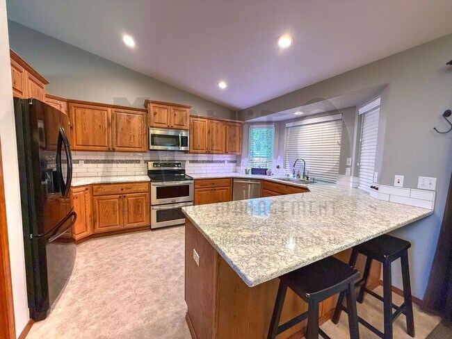 Building Photo - Spacious Eagle Ridge Home