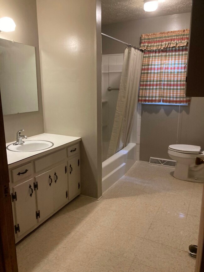 Foto del edificio - 3021 Spencer Heights Dr