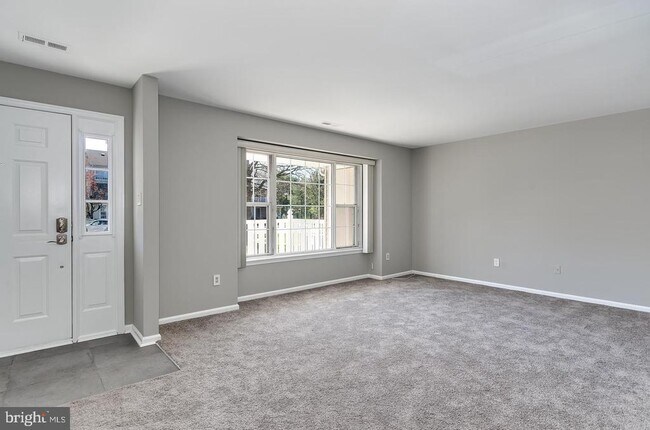 Building Photo - 207 Oliphant Ln