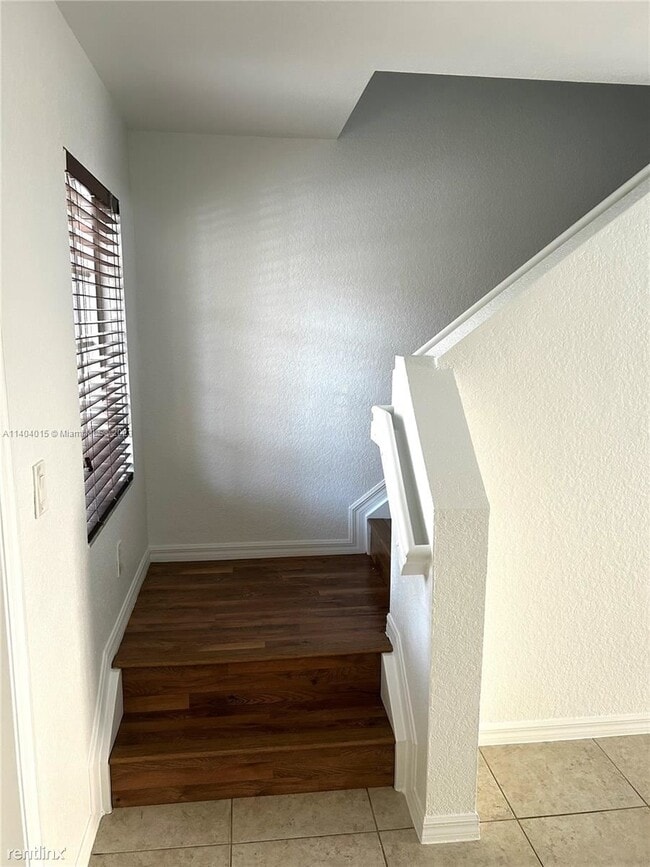 Foto del edificio - 3 br, 2.5 bath House - 212 NE 3rd St Apt 5