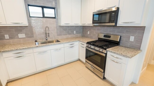 Building Photo - 1301 Diez St
