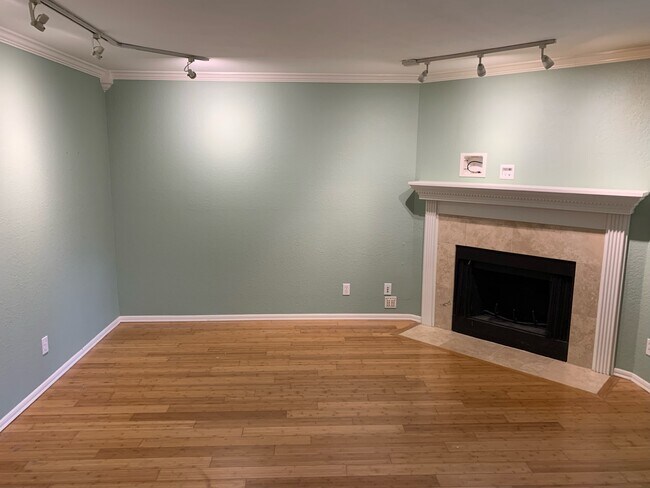 Sala de estar con chimenea de leña. - 220 NE Dogwood St