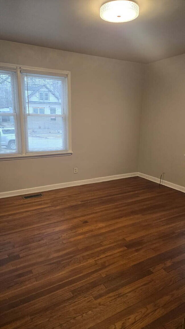 Building Photo - Beautifully rehabbed, spacious 3 bedroom h...