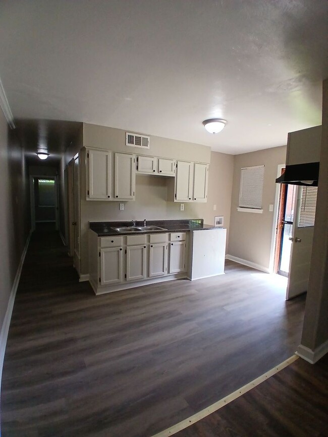 Building Photo - Beautifully Renovated 2 bed 1 bath duplex