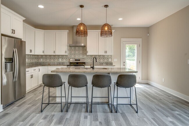 Foto del edificio - AVAILABLE June 1st. UPDATED 3 Bedroom Home close to Everything East Nashville! Fenced in backyard...
