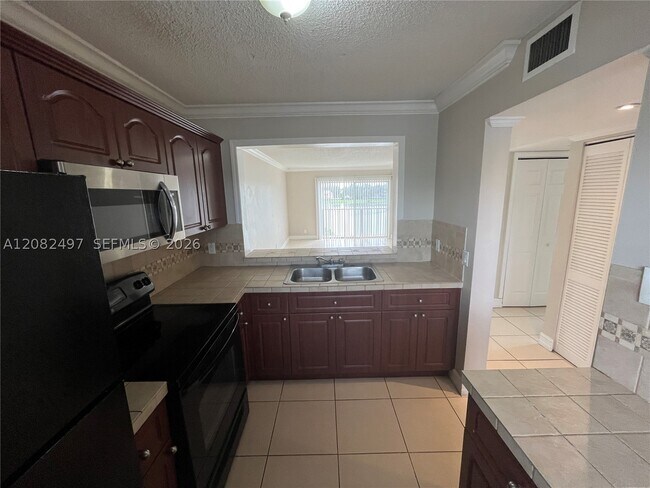 Foto del edificio - 8560 N Sherman Cir
