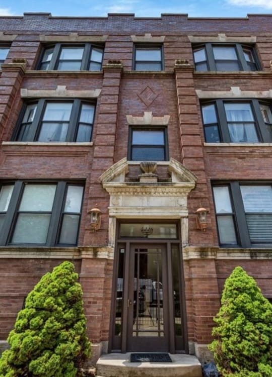Primary Photo - 4220 S Champlain Ave