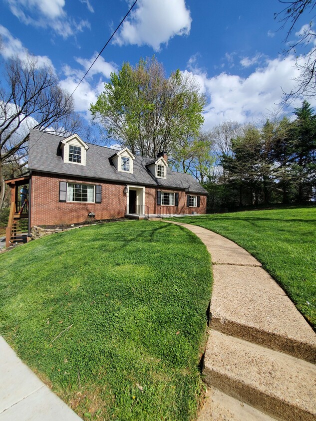 Primary Photo - 320 Kingston Ct SW