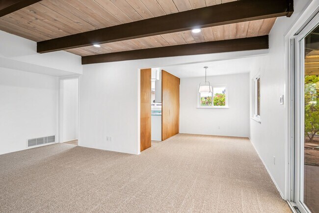 Foto del edificio - Spacious 4-bedroom, 2-bathroom home in coveted University City
