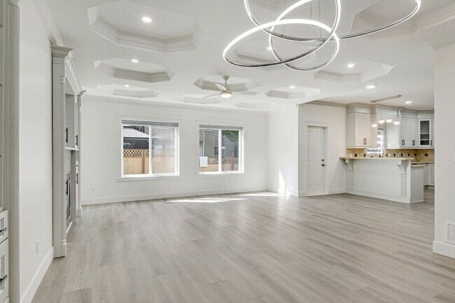 Photo du bâtiment - 7 Bed, 5.5 Bath House for Rent in Surrey!