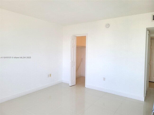 Building Photo - 10350 W Bay Harbor Dr