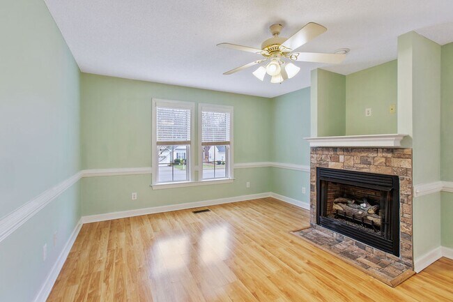 Foto del edificio - Adorable Ranch Home With Garage and Screen Porch!