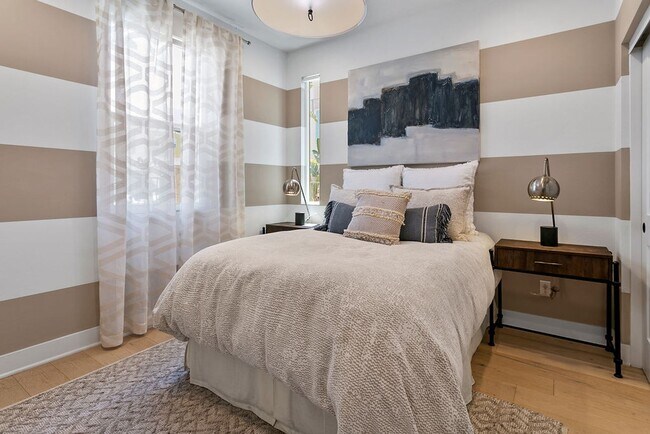 Foto del edificio - FURNISHED MODEL TOWNHOME IN HOA COMMUNITY