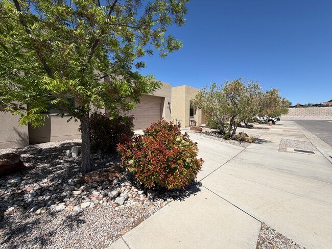 Foto del edificio - Beautiful Luxury Single Story Town Home Available Near Coors Blvd NW & Dellyne Ave NW!