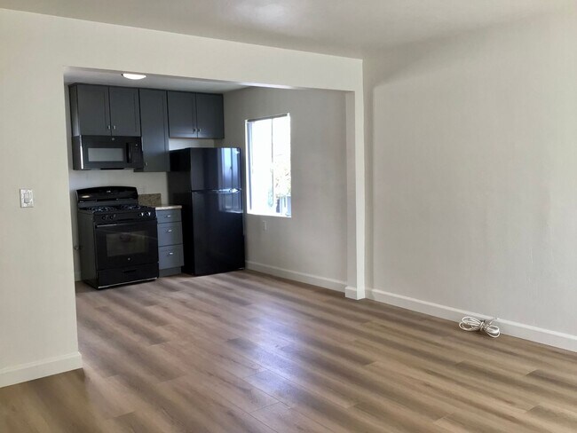Foto del edificio - 2BD 1BA Apt Next to USD - Spacious Upstairs Unit, Pet Friendly, 1 Parking Space, No Carpet