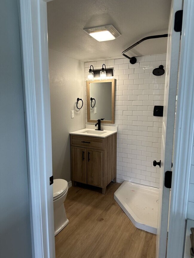 Building Photo - Newly Remodeled 4 Bedroom 1.5 Bath! Right ...