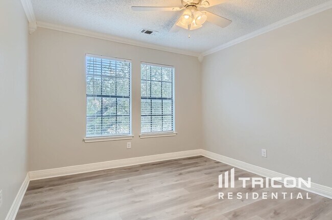 Building Photo - 1401 Deepwoods Trail