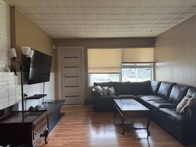 Building Photo - Stunning 3-Bed Single Family Home in Levit...