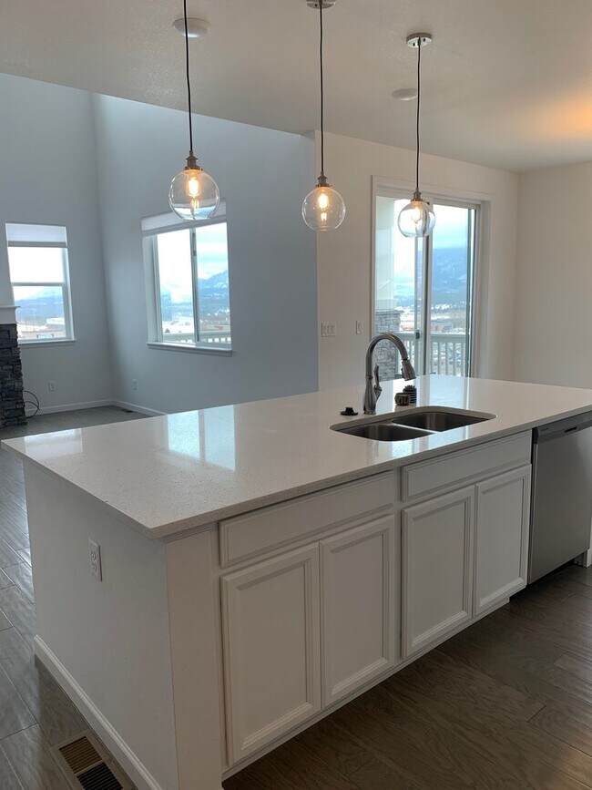 Foto del edificio - Beautiful Townhome In Monument With Two Ma...