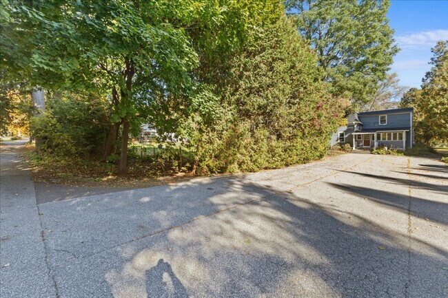 Building Photo - Well-Cared for historic beauty in private setting tucked in the Hill Section