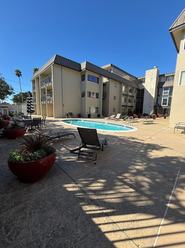 Building Photo - Ocean Front Condo with Seabright Charm