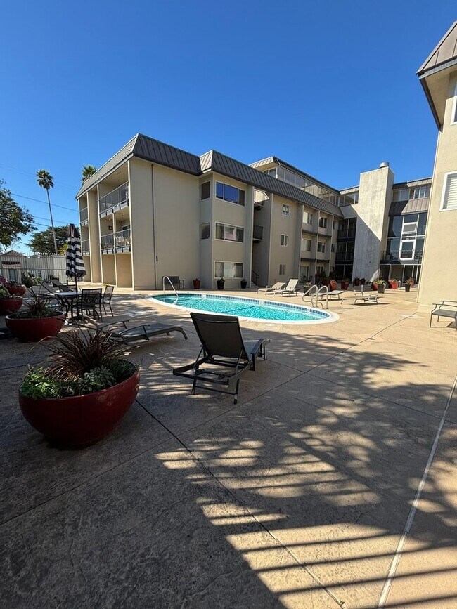 Foto del edificio - Ocean Front Condo with Seabright Charm
