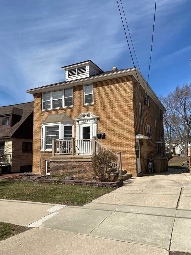 Building Photo - 1326 Drake St